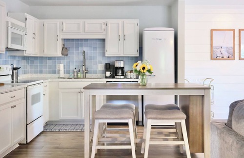 Ogden House | Charming, Quiet, Comfortable 2bd/2ba Home in lovely neighborhood EPIC backyard.