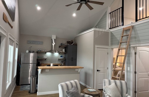 Port Bolivar House | Charming & quiet home 2 mins from beach-sleeps 6 plus RV hookup! Family getaway!