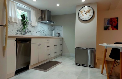 Lawrence Park South House | Charming, Quiet & Private Ground Floor Suite - Prime Location, Full comfort