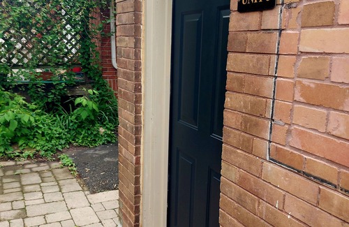 Lawrence Park South House | Charming, Quiet & Private Ground Floor Suite - Prime Location, Full comfort