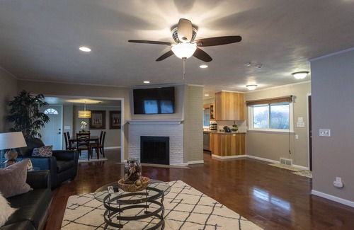 Omaha House | Charming Ranch House With Excellent Location, Comfortable and Cozy, Free WIFI