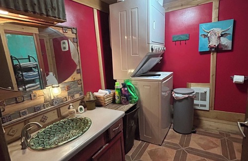 Duval County Other | Charming Ranch Retreat: Cozy 2-Bedroom Sleeps 9!