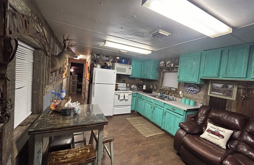 Duval County Other | Charming Ranch Retreat: Cozy 2-Bedroom Sleeps 9!
