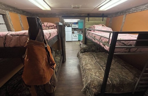 Duval County Other | Charming Ranch Retreat: Cozy 2-Bedroom Sleeps 9!