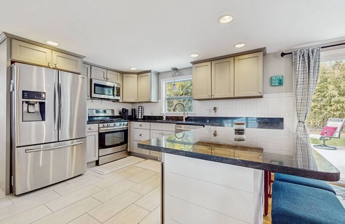 Yarmouth Port House | Charming ranch with granite kitchen, AC, deck, firepit, & private yard