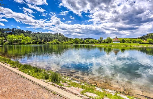 Rapid City Apartment | Charming Rapid City Apartment Walk to Lake!