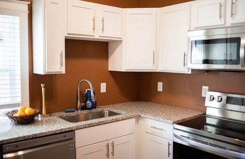 North Hyde Park Apartment | CHARMING REHABBED 2ND FLOOR APARTMENT