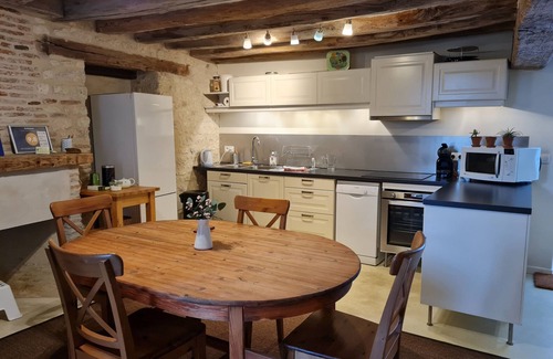 Beaune-la-Rolande Cottage | Charming Renovated House with Private Entrance Near Fontainebleau