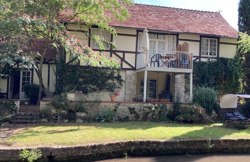 Molineuf Apartment | charming renovated cottage overlooking park and river