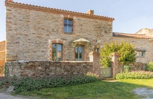 Rouans Cottage | Charming Renovated Cottage: WiFi, Baby Gear, Wheelchair Accessible, Pet Friendly