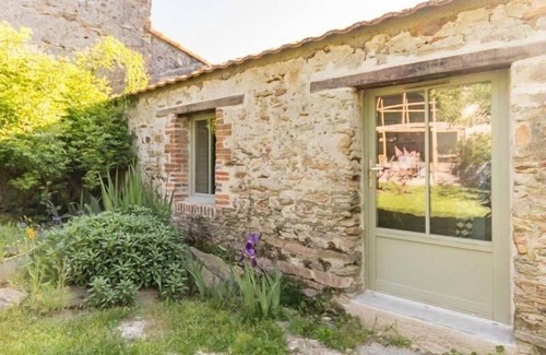 Rouans Cottage | Charming Renovated Cottage: WiFi, Baby Gear, Wheelchair Accessible, Pet Friendly