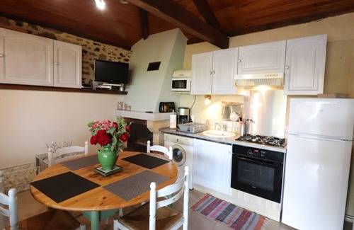 Maurs Cottage | Charming Renovated Cottage with Terrace, Garden & Fireplace, Near Medieval Maurs - Sleeps 4