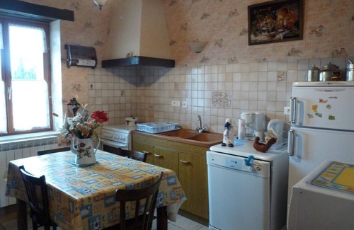 Verneix Cottage | Charming Renovated Farmhouse with Garden, Terrace, and WiFi - Pet Friendly