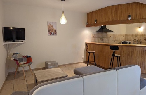 Vindelle Cottage | Charming Renovated House with Private Yard, Near Angoulême, Sleeps 6