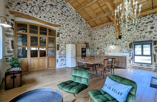 Le Monteil Cottage | Charming Renovated Stone House near Puy-en-Velay – Historic Decor & Comfort