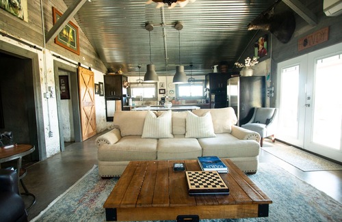 Weatherford House | CHARMING renovated barn with swimming pool & hot tub!