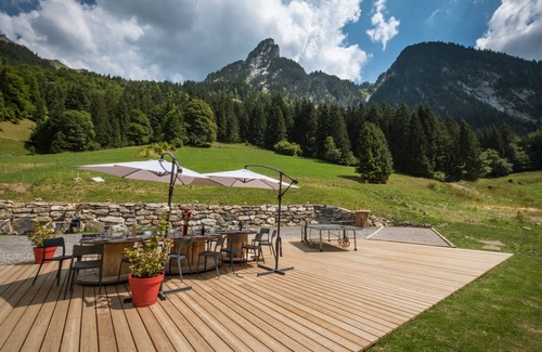 Manigod Ski Chalet | Charming rental with swimming pool and sauna