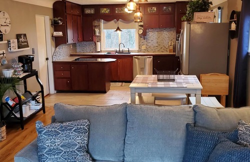 Hale Cabin | Charming rental within walking distance to public boat launch on Sage Lake!