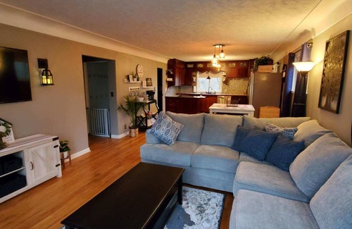 Hale Cabin | Charming rental within walking distance to public boat launch on Sage Lake!