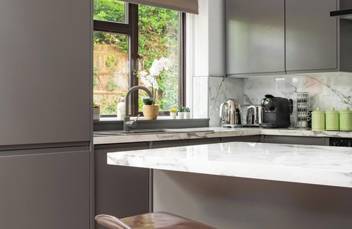 Hainault Apartment | Charming Retreat Near Grange Hill Central Line