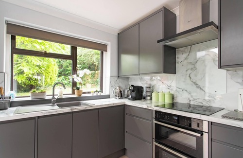 Hainault Apartment | Charming Retreat Near Grange Hill Central Line