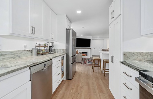 Norkirk Condo | Charming retreat 2 blocks from Google, downtown Kirkland, fully fenced, office