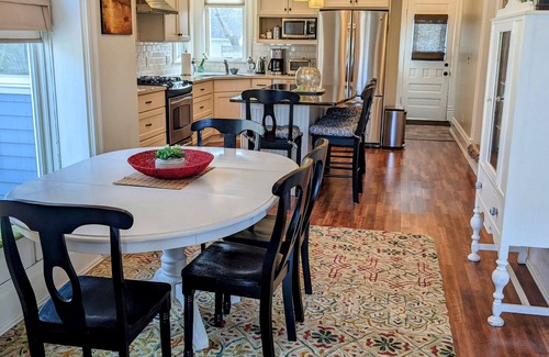 Chelsea House | Charming Retreat Downtown Chelsea 4 bed 2 bath