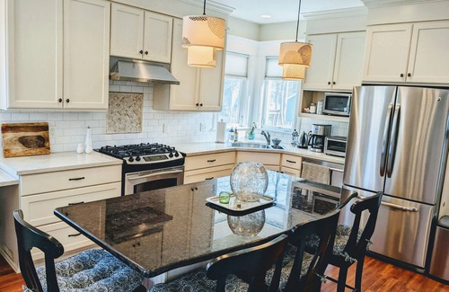 Chelsea House | Charming Retreat Downtown Chelsea 4 bed 2 bath