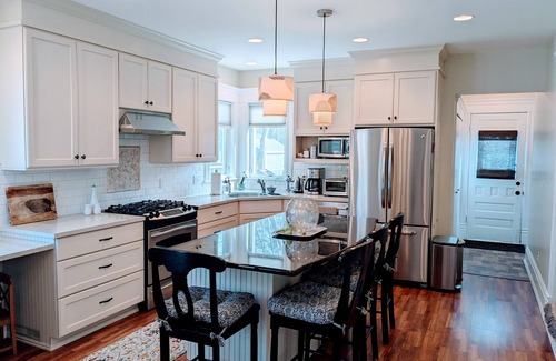Chelsea House | Charming Retreat Downtown Chelsea 4 bed 2 bath