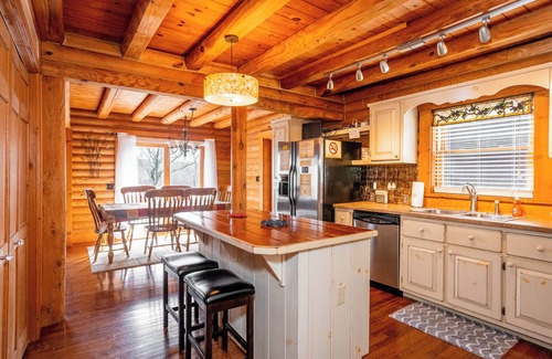 Draper House | Charming retreat in Draper, VA. Perfect for relaxation amidst scenic beauty. Book your stay now!