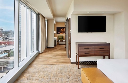 Sobro Hotel | Charming Retreat in Nashville's Historic District! Swimming Pool, Pets Allowed!