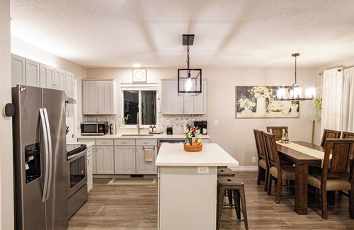 Hillsboro House | Charming Retreat: King Bed, Full Kitchen & Spacious Backyard. Perfect Location!