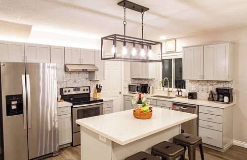 Hillsboro House | Charming Retreat: King Bed, Full Kitchen & Spacious Backyard. Perfect Location!