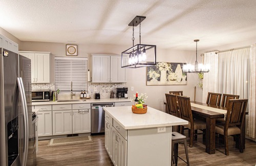 Hillsboro House | Charming Retreat: King Bed, Full Kitchen & Spacious Backyard. Perfect Location!