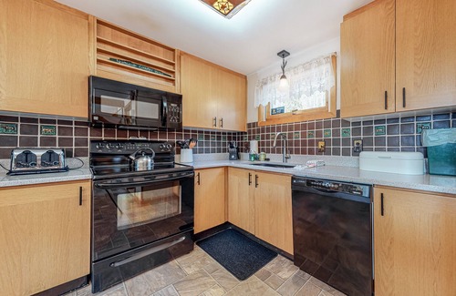 Intervale House | Charming retreat + loft w/deck, gas grill, private washer/dryer, and jetted tub