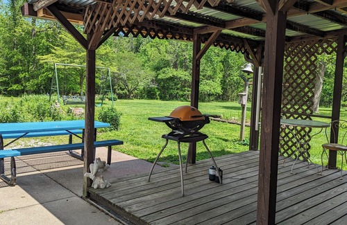 Newburgh House | Charming Retreat near Historic Newburgh, Evansville and Henderson Kentucky.