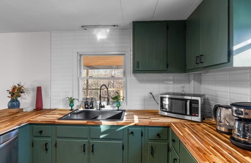 Tannersville Cottage | Charming Retreat 5 Minute Walk to Main Street & 7 Minutes to Hunter Mountain