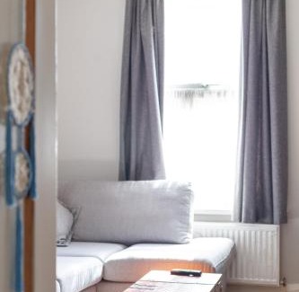 Northfield Apartment | Charming Retreat West London - Spacious & Modern