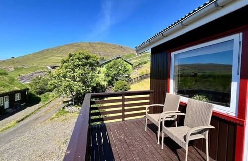 Vestmanna Villa | Charming Retreat with Stunning Views for 9 guests