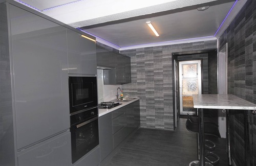 Woodingdean Apartment | Charming Retreat With Hot Tub & Sauna Sleeps 4