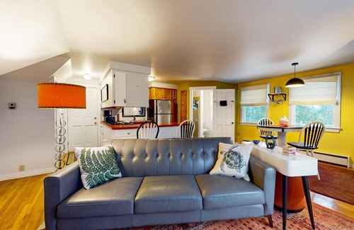 Blue Hill House | Charming Retreat with Cozy Interiors, CentralAC, Washer/Dryer & Wifi