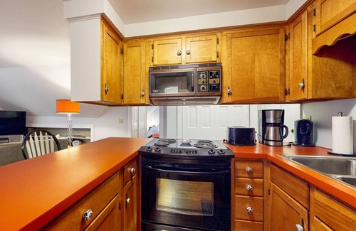 Blue Hill House | Charming Retreat with Cozy Interiors, CentralAC, Washer/Dryer & Wifi