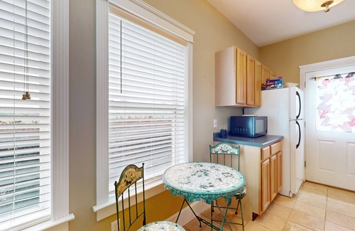 Rockford Apartment | Charming retreat with Smoky Mountain views, kitchenette, & central AC