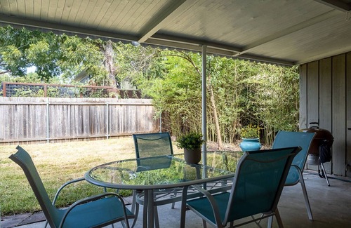 Tarrytown House | Charming retro 2-bedroom bungalow with AC and WiFi in cool Austin