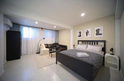 Annerley House | Charming Retro Retreat with Cozy Nights and Sweet Treats close to PA