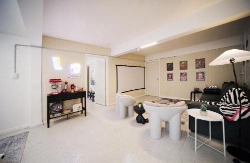 Annerley House | Charming Retro Retreat with Cozy Nights and Sweet Treats close to PA