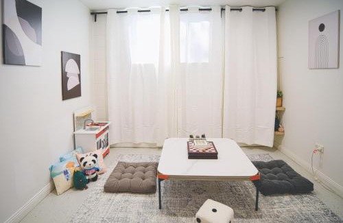 Annerley House | Charming Retro Retreat with Cozy Nights and Sweet Treats close to PA