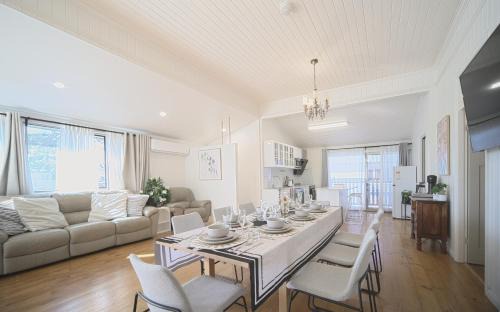 Annerley House | Charming Retro Retreat with Cozy Nights and Sweet Treats close to PA