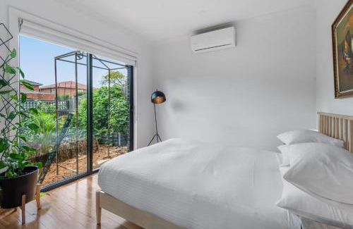 Brunswick North House | Charming Retro Townhouse in Vibrant Coburg