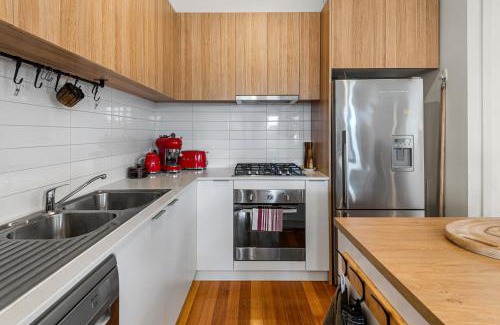 Brunswick North House | Charming Retro Townhouse in Vibrant Coburg
